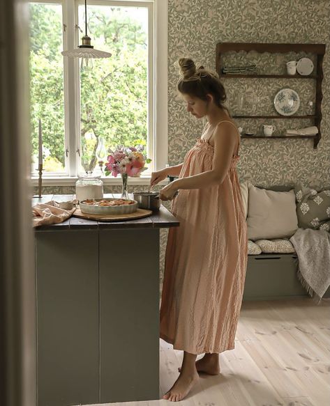 Cottage Core House Wife, Modern Housewife Style, Trad Wife Aesthetic Home, Housewife Aesthetic Dress, Trad Wife Aesthetic Outfits, Andre Core, House Wife Outfits, Trad Wife Outfit, Traditional Wife Aesthetic