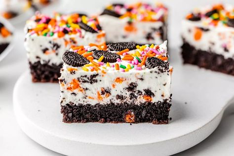 easy halloween oreo cake bars | RECIPES LALA Halloween Oreo Cake, Fudgy Cake, Cake Bars Recipe, Halloween Oreos, Rich Cake, Crushed Oreos, Spooky Treats, Cake Bars, Oreo Cake