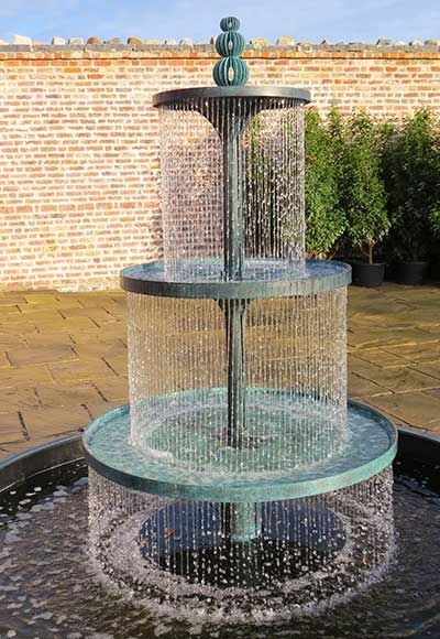 Yard Water Fountains, Tiered Fountain, Fountain Diy, Backyard Water Fountains, Diy Solar Fountain, Kolam Air, Water Fountain Design, Diy Water Feature, Diy Water Fountain