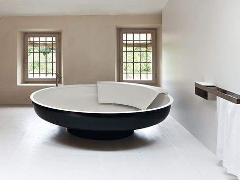 UFO | Cristalplant® bathtub Ufo Collection By Agape design Benedini Associati Large Bathtubs, Cast Iron Tub, Bathtub Design, Standing Bath, Grey Exterior, W Hotel, Luxury Suite, Large Bathrooms, Free Standing Bath