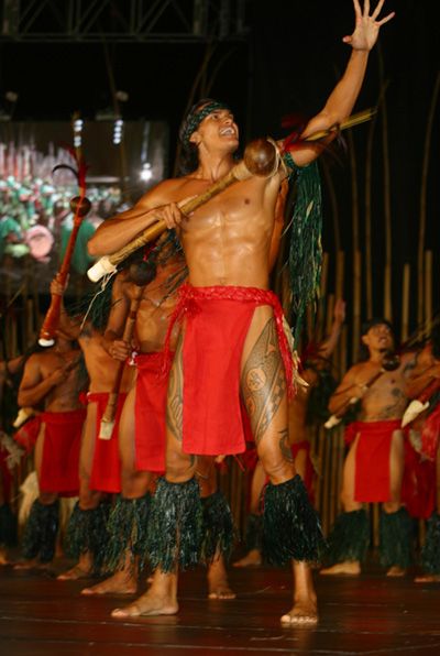 Traditional outfit of Hawaii. New way of wearing a loin-cloth, stunning feather helmets, and no coconut bra - Nationalclothing.org Hawaii Traditional Outfits, Dance Men, Merrie Monarch Festival, Samoan Men, Coconut Bra, Hawaiian Outfit Men, Body Paintings, Polynesian Men, Hawaiian Dancers