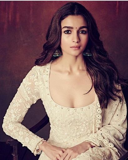 Scoop Neck Eastern Wear, Salwar Neck Designs, Alia Bhatt Photoshoot, Indian Look, Kurti Neck, Kurti Neck Designs, Anushka Sharma, Indian Dress, Indian Bollywood