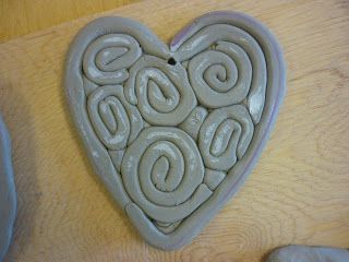 Kindergarten Clay Hearts Valentine's Day art lesson project, maybe other shapes for other times of the year. Elementary Clay, Clay Projects For Kids, Room Kindergarten, Clay Hearts, Clay Lesson, Valentine Art Projects, Kindergarten Art Lessons, Model Magic, Kids Clay