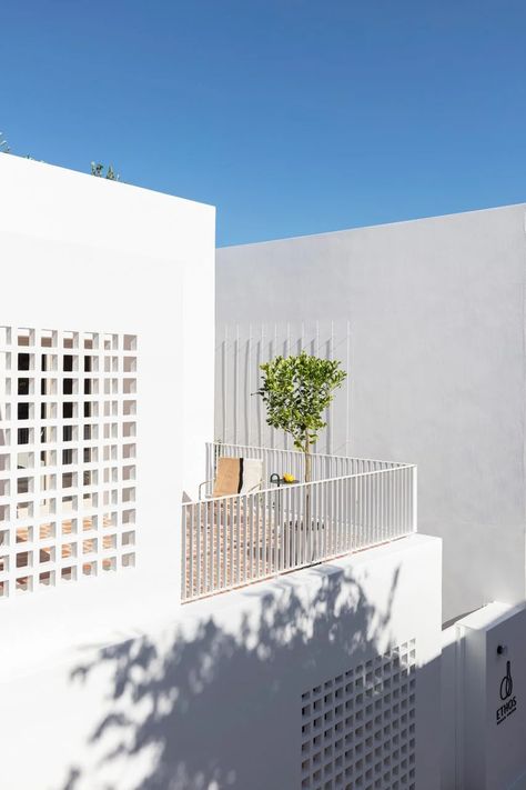 Fira Greece, Santorini House, 2022 Picture, Energy Efficient Buildings, Bedroom With Sitting Area, Santorini Hotels, New Staircase, Pool Lounge, Small Hotel