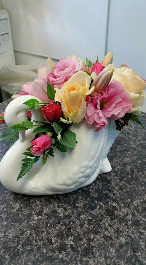 Swan Centerpiece Ideas, Swan Centerpiece, Swan Decor, Home Floral Arrangements, Creative Flower Arrangements, Fresh Flowers Arrangements, Entertaining Ideas, 10th Birthday, Christmas Centerpieces