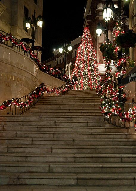 Christmas in Beverly Hills - (ummmm... could this be the entrance to my new home.) :):):) Christmas Moodboard, Christmas In The City, Winter Red, Christmas Beauty, Rodeo Drive, Christmas Travel, Christmas Scenes, Primitive Christmas, Noel Christmas