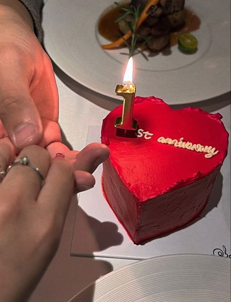 Anniversary Pics Romantic, One Year Anniversary Hotel Room, Bf Birthday Decoration, One Year Date Ideas Anniversaries, One Year Relationship Cake, Boyfriend 23 Birthday Ideas, Afro Beats Playlist Cover Aesthetic, Bday With Boyfriend, Bday Date Ideas For Boyfriend