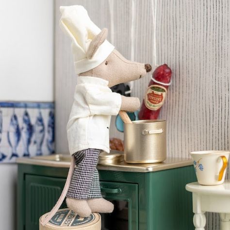 Every Chef always has their favourite utensils when cooking up a nice meal, and this Chef Mouse comes with its own pot and wooden spoon. Match it with the Maileg kitchen collection and miniature food so the story can continue. Mouse measures 15cm in length. Size: Big sister/ brotherHeight: 9 cmAge: +3 YearWash: 30°CMaterial: Cotton/FSC Wood/MetalFilling: Recycled polyester/Pe Pellets Modern Scandinavian design meets storybook whimsy in a dream-like aesthetic that brings the magic of childhood to Maileg Kitchen, Maileg Mouse, Soft Heart, Modern Scandinavian, Wooden Spoon, Kitchen Collection, Wooden Spoons, Miniature Food, Big Sister