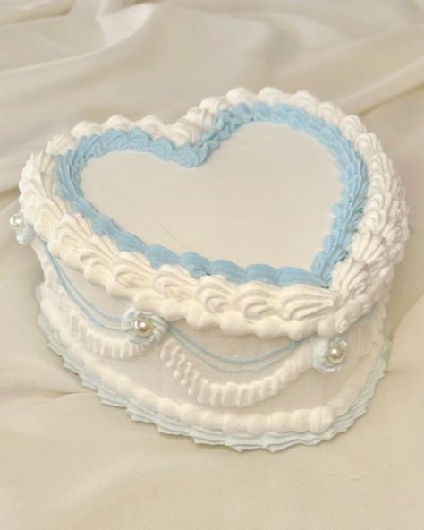 Pretty Heart Shaped Cakes, Blue Birthday Cake, Heart Wedding Cake, Bolo Vintage, Cake Heart, Heart Shaped Cake, Vintage Birthday Cakes, Pretty Cake, Heart Cakes