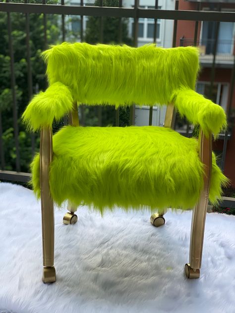 Grinch Photo Shoot Ideas, Grinch Console Table, Grinch On The Bench Ideas, Grinch Chair Diy, Grinch Themed Office, Grinch Themed Event, Grinch Photo Session, Grinches Lair, Grinch Window Display