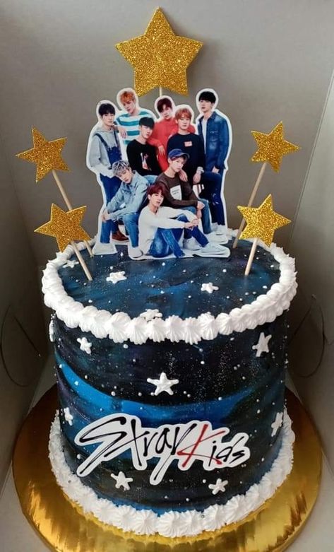 Stray Kids Cake Birthday Ideas, Stray Kids Cake Birthday, Bolo Stray Kids, Skz Cake Ideas, Stray Kids Birthday Cake, Skz Birthday Cake, Stray Kids Cake, Skz Birthday, Bts Cake