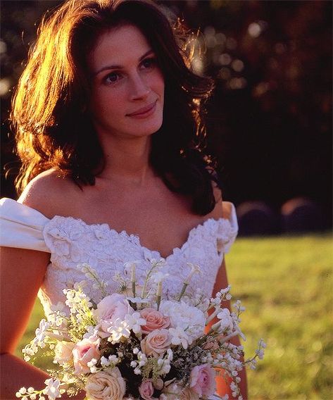 The "last" wedding dress from Runaway Bride.... Runaway Bride Movie, Pretty Woman Richard, Richard Gere Julia Roberts, Julia Roberts Movies, Julie Roberts, Movie Wedding Dresses, Wedding In Las Vegas, Movie Wedding, Baroque Wedding