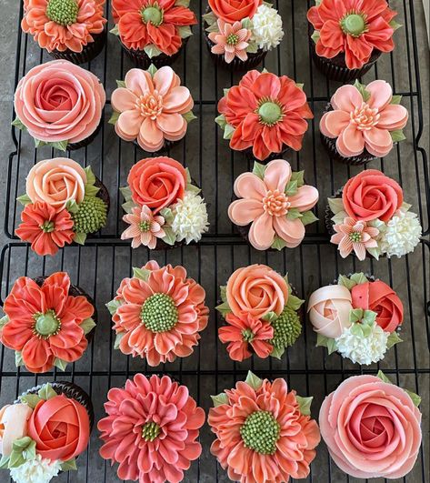 Buttercream Floral Cupcakes, Floral Wedding Cupcakes, Floral Birthday Cupcakes, Flower Decorated Cupcakes, Flower Birthday Cupcakes, Floral Cupcake Ideas, Diy Pastries, Coral Cupcakes, Frida Party