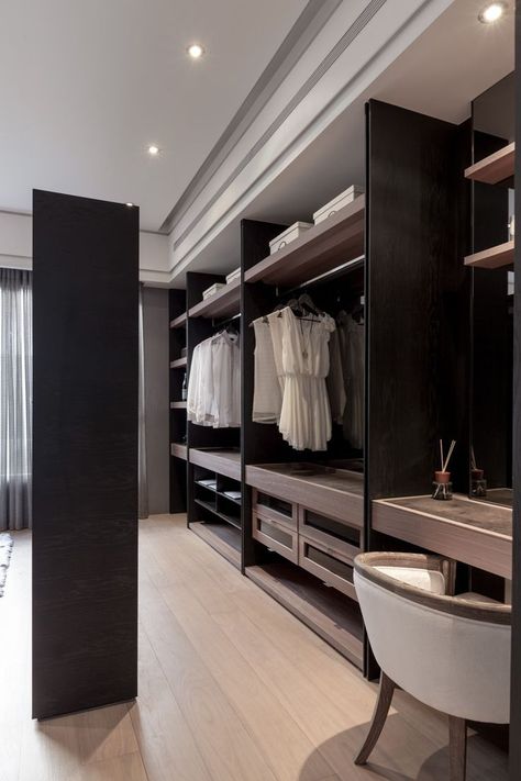 Yian's closet - mix of wood and black metal Minimalist Dekor, Dressing Design, Dressing Room Decor, Dressing Room Closet, Walking Closet, Walk In Closet Design, Open Closet, Wardrobe Designs, Closet Room