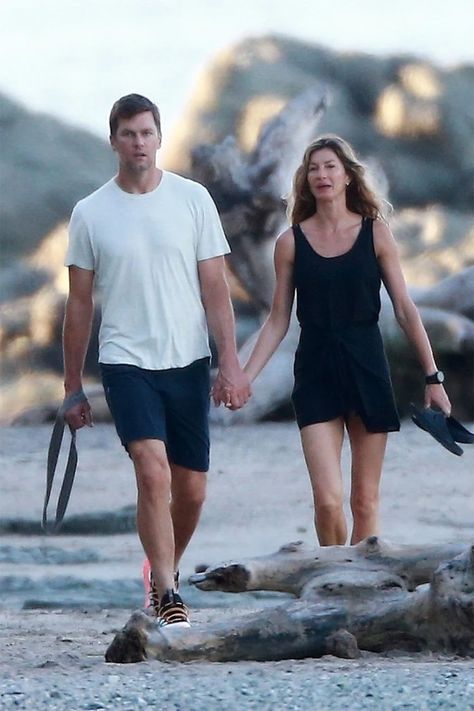 Tom Brady Wife, Tom Curran, Tom Brady Kids, Tom Brady And Gisele, Gisele B, Beach Date, Julian Edelman, Simple Black Dress, Romantic Beach