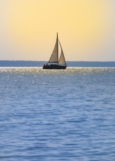 Balaton Photography, Boating Photography, Boat On Water, Beach Fotos, Cool Optical Illusions, Hawaiian Art, Boat Painting, Sopot, Photography Love