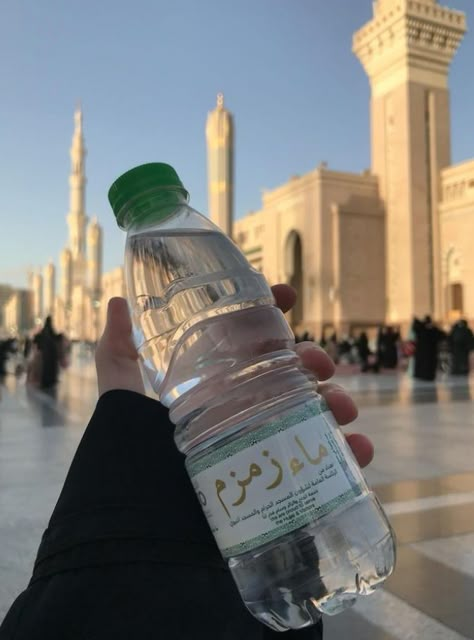 Umrah Pics, Zamzam Water, Life In Saudi Arabia, Saudi Aesthetic, Pilgrimage To Mecca, Afghanistan Culture, Travel Instagram Ideas, Mecca Medina, Funny Snapchat Stories