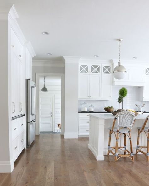 Trend Alert: Paint Your Walls and Trim White (or Cream) - Maria Killam - The True Colour Expert Kitchen White Cabinets Grey Countertop, Grey Walls White Trim, Grey Wood Floors, Wood Floor Kitchen, Grey Countertops, Oak Wood Floors, White Oak Floors, Classic Gray, Reno Ideas