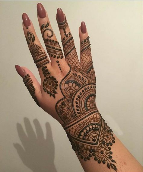 Henne Tattoo, Jagua Henna, Front Mehndi Design, Palm Mehndi Design, Tato Henna, Mehndi Designs Bridal Hands, Modern Henna Designs, Tattoo Henna, Mehndi Design Pictures