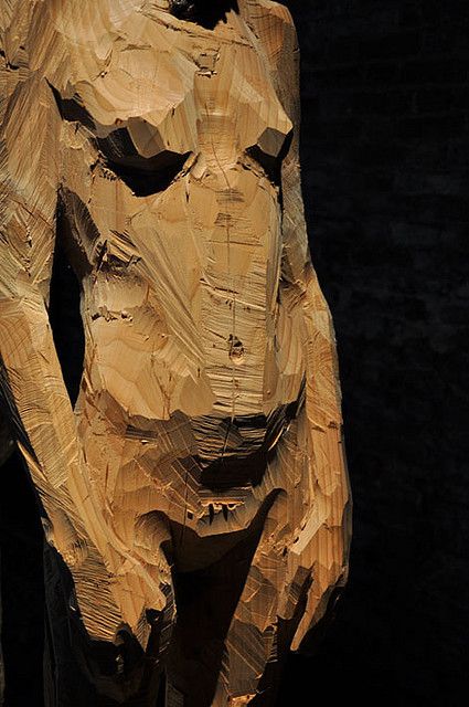 venezia, sculpture by aron demetz (www.arondemetz.it), photo by enrica burelli aka enrica77, via flickr #art #sculpture #arondemetz Abstract Wood Carving Sculpture, 3d Studio, Wooden Sculpture, Sculpture Installation, Modern Sculpture, Figurative Sculpture, Wood Sculpture, Ceramic Sculpture, Figurative Art