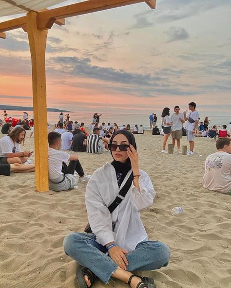 Hijab Poses Instagram, Beach Outfit Hijab Simple, Berkeley Outfit, Beach Hijab Outfit Ideas, Hijab Beach Outfit, Hijabi Beach Outfit, Beach Outfit Hijab, Summer Resort Outfits, Hijabi Fashion Summer