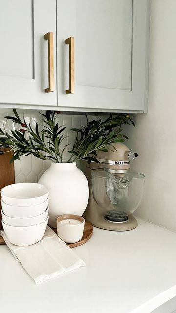 Airfryer On Countertop Decor, Kitchenaid Display In Kitchen, Kitchen Counter Vase Decor, How To Style Kitchenaid Mixer On Counter, Kitchen Counter Decor Kitchenaid Mixer, Kitchenaid On Counter, Kitchenaid Mixer On Counter, White Kitchen Counter Decor, Kitchenaid Mixer Decor