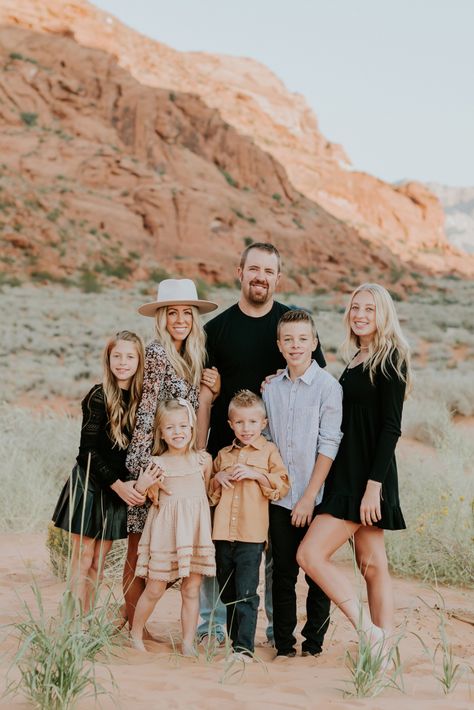 Family Of 7 Photo Outfits, Classic Family Photo Outfits, Family Picture Clothes, Family Of Six Fall Photos, Family Pics With Black Clothing, Beige And White Family Pictures, Rust And Cream Family Pictures, Family Of 5 Photoshoot Outfits, Family Outing Outfit