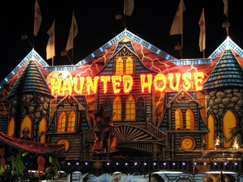 Haunted House Pictures, Haunted House Attractions, Spook Houses, Haunted Carnival, Haunted Attractions, Dark House, Fun Fair, Horror House, Halloween Haunted Houses