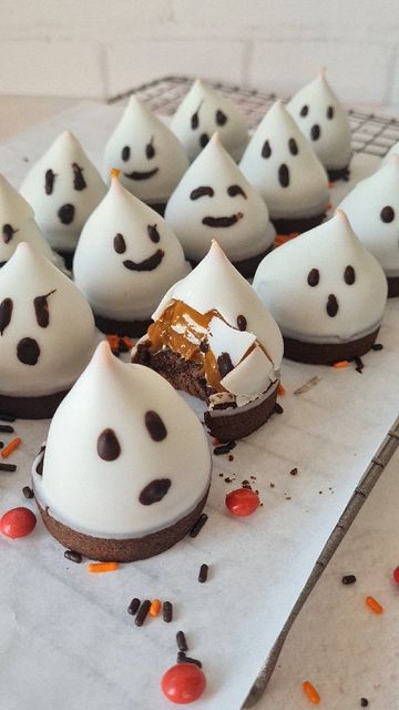 Halloween Pastries, Halloween Pastry, Galletas Halloween, Pasteles Halloween, Halloween Sleepover, Halloween Tea Party, Postres Halloween, Recetas Halloween, Dulces Halloween