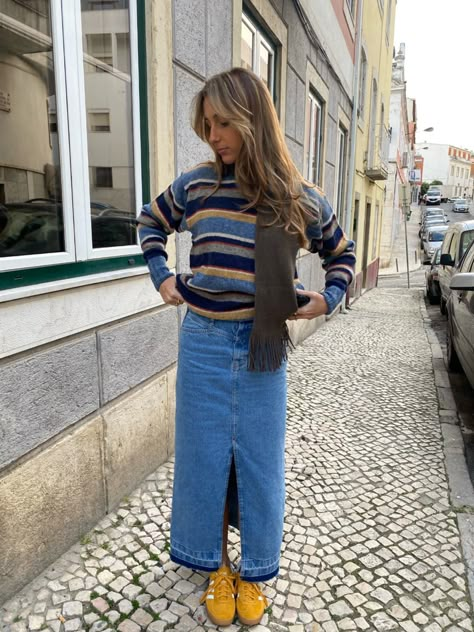 Yellow Sambas Outfits, Street Style Maxi Skirt, Yellow Adidas Shoes Outfit, Yellow Spezial Adidas Outfit, Yellow Samba Outfit, Yellow Trainers Outfit, Yellow Adidas Outfit, Yellow Gazelle Adidas Outfit, Bright Sneakers Outfit