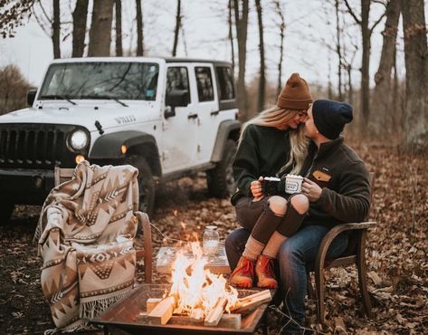 ♡ Camping Photoshoot, Couples Camping, Camping Couple, Shooting Couple, Camping Photo, Art Hippie, Camping Photography, Camping Aesthetic, Camping Outfits