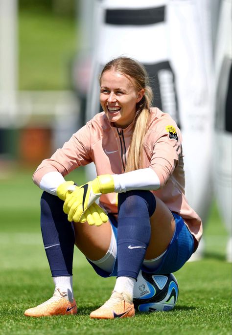 Hannah Hampton, England Lionesses, Chelsea Women, England Women, Bedroom Wall Collage, Photos Of People, Womens Football, Free Prints, Wall Collage