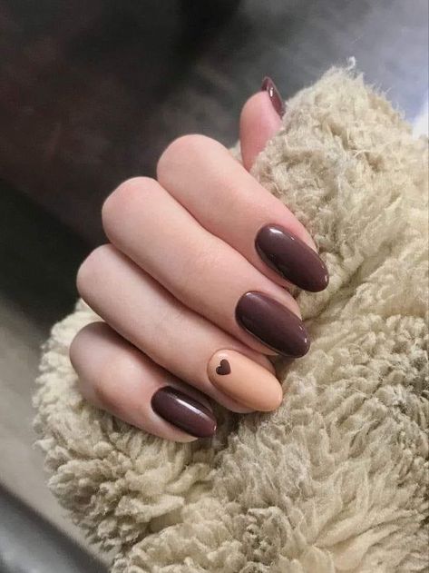 Short Nail Designs Minimal Brown, Short Neals Design, Light Brown Nails With Hearts, Nail Designs For Short Nails Brown, Manicure Small Nails, Trendy Brown Nails Short, Simple Brown Nails Short, Brown Nail Art Short Nails, Short Nail Ideas Brown