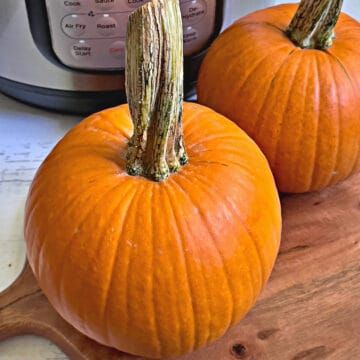 Easily cook a pumpkin in your Instant Pot in only 20 minutes. There is no prep work- no chopping or peeling the pumpkin beforehand! Simply add the whole pumpkin to your pressure cooker and let it cook away! An Instant Pot Pumpkin can be eaten mashed or cubed, used in other recipes, or turned into homemade puree. Whole Pumpkin, Instant Pot Pumpkin, Chocolate Pumpkin Bread, Pumpkin Spice Cheesecake, Pumpkin Cream Cheese Muffins, Homemade Pumpkin Puree, Using A Pressure Cooker, Cream Cheese Muffins, Large Pumpkin