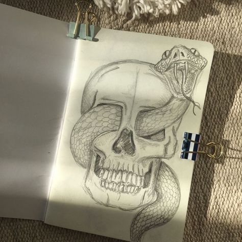 Skull Art Sketches, Skull With Snake Drawing, Skull Snake Drawing, Things To Draw Snake, Cool Art Drawings Sketches Simple, Snake Aesthetic Drawing, Ideas To Draw Creative Sketchbook, Skull Pencil Drawings, Pencil Art Ideas Sketches