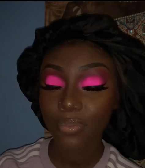 Hot pink eye shadow on dark skin Pink Eye Shadow Looks, Pink Eye Shadow, Hot Pink Prom Makeup, Hot Pink Eyeshadow, Hot Pink Eyeshadow Looks, Hot Pink Makeup Looks, Hot Pink Makeup, African Makeup, Pink Eyeshadow Look