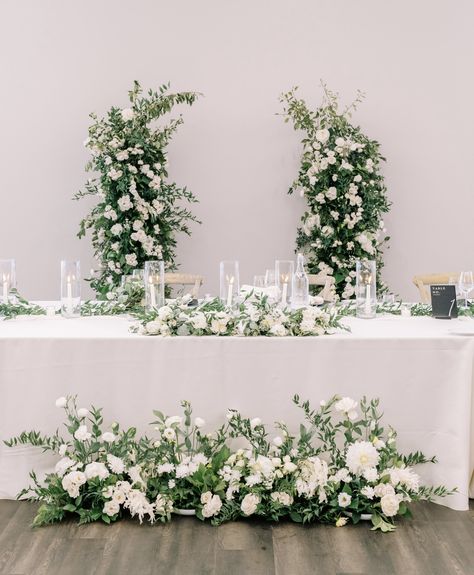 Wedding Head Table Ideas Receptions, Flower Arch Sweetheart Table, Sweetheart Table Garden Wedding, Head Table Arch, Bridal Head Table, Wedding Cake Backdrop, Bridal Table Flowers, Sweetheart Table Flowers, Head Table Backdrop