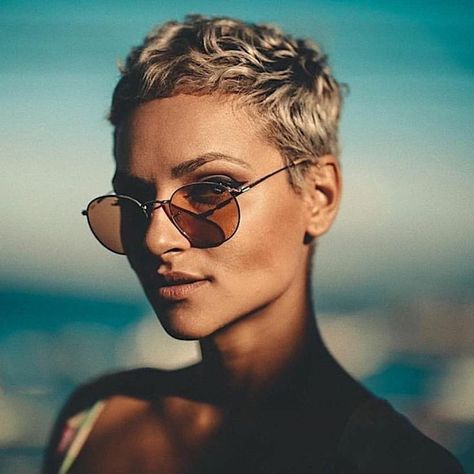 Tanned-young-woman-with-blonde-pixie-cut-wearing-round-wire-eyeglasses-with-tinted-lenses-at-sunset-beach Short Hair Model, Super Short Hair, Wavy Bobs, Very Short Hair, Penteado Cabelo Curto, Short Pixie Haircuts, Short Pixie Cut, Undercut Hairstyles, Short Blonde