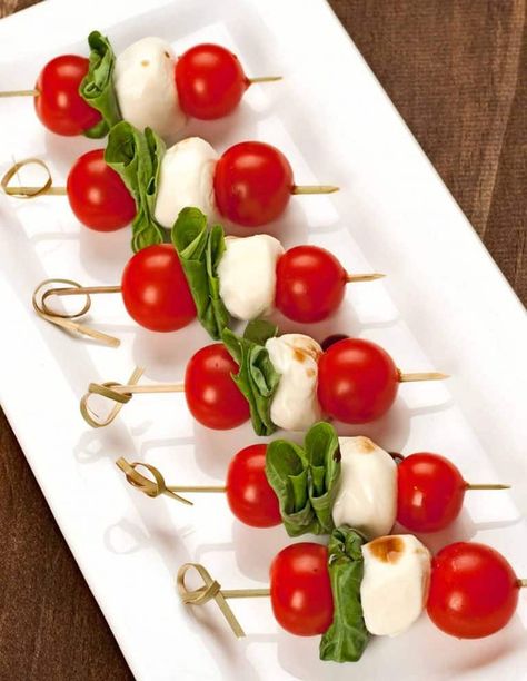 Mozzarella Skewers, Salad Skewers, Caprese Salad Skewers, Caprese Skewers, No Cook Appetizers, Decorações Com Comidas, Skewer Recipes, Snacks Für Party, Party Food Appetizers