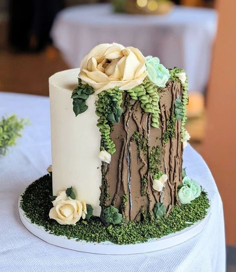 Forest Theme Cake Ideas, Mossy Wedding Cake, Cake With Leaves Decoration, Enchanted Forest Themed Cake, Nature Themed Cakes, Moss Wedding Cake, Nature Cake Design, Enchanted Forest Cakes, Forest Cake Woodland