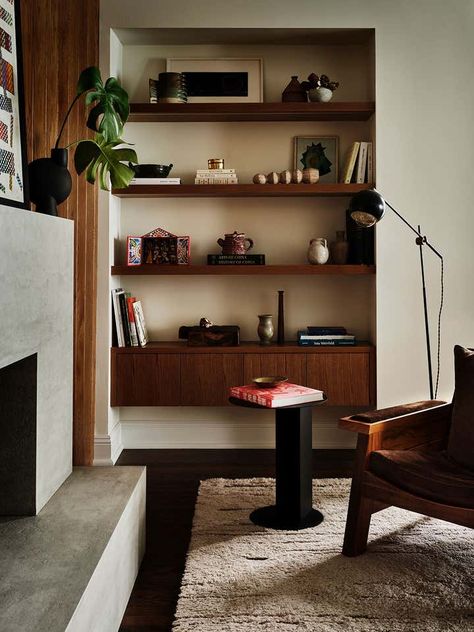 Dark Mid Century Modern, Neal Beckstedt, Mid Century Shelves, Midcentury Interior Design, Chicago Condo, Midcentury Interior, Modern Living Space, Brazilian Design, Mid Century Interior