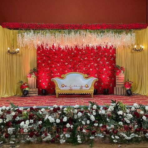 Hall Decor Ideas Indian Simple, Hindu Wedding Stage Decoration Kerala, Bengali Wedding Decoration, Engagement Decorations At Home, Simple Wedding Stage, Stage For Wedding, Stage Decorations Wedding, Mandapam Decoration, Dhoti Ceremony