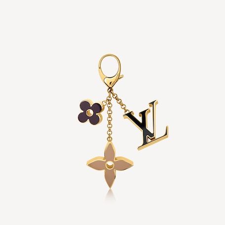 Women's Bag Charms, Luxury Key Holders, Keychains | LOUIS VUITTON ® - 3 Pochette Louis Vuitton, Louis Vuitton Keychain, Louie Vuitton, Louis Vuitton Wallet, Beautiful Handbags, Handbag Charms, Louis Vuitton Official, Monogram Bag, Purse Charms