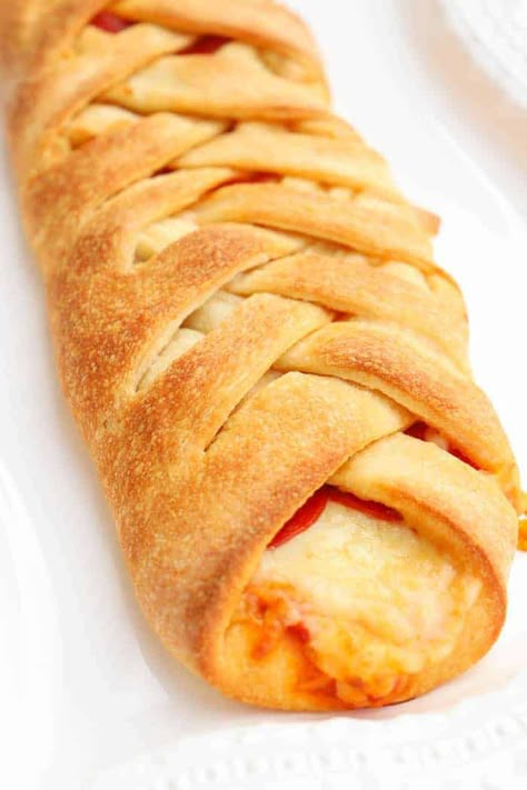 Pepperoni Pizza Braid Pepperoni Pizza Braid, Braided Pizza, Braid Recipes, Pepperoni Bread Recipe, Pepperoni Rolls Recipe, Pizza Braid, Pie Crust Pizza, Stuffed Breads, Pepperoni Bread