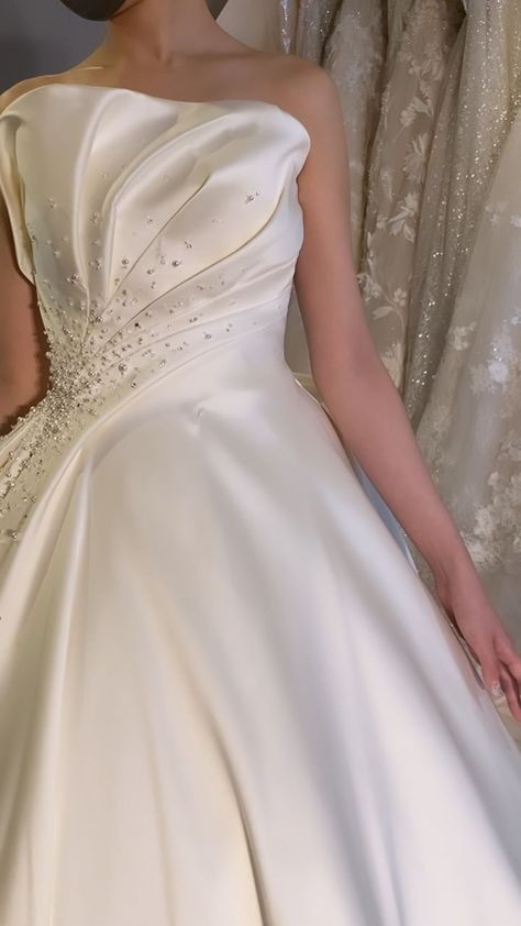 Beige Prom Dresses, Pretty White Dresses, Wedding Dress Types, Hijab Evening Dress, Fashion Dresses Formal, Wedding Dress Cake, Simple Gowns, Classy Wedding Dress, Cute Wedding Dress