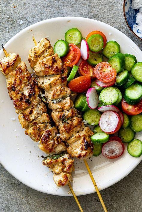 Lemon Chicken Skewers, Simple Side Dishes, Easy Lemon Chicken, Diner Recept, Quick Healthy Breakfast, Chicken Skewers, Summer Dinner, Quick Healthy, Lemon Chicken