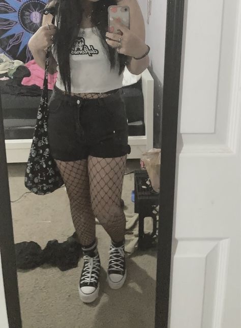 deftones shirt with fishnets, platform converse, skull bag Converse With Fishnets, Shorts Alternative Outfits, Greyday Concert Outfit, Fishnet With Shorts, Fishnets Outfit Aesthetic, Grunge Fishnets Outfit, Fishnets And Shorts Outfits, G59 Concert Outfit, Black Shorts With Fishnets