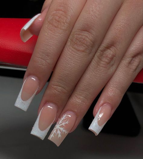 Nails Inspo For Winter 2024, Christmas Nails One Nail Design, Acrylic Nail Designs Xmas, Minimalist Acrylic Nails Square, Winter Nail Ideas White, Xmas Square Nails, Nail Inspo Winter 2024, White Christmas Nails Acrylic Short, December Nails Christmas 2024