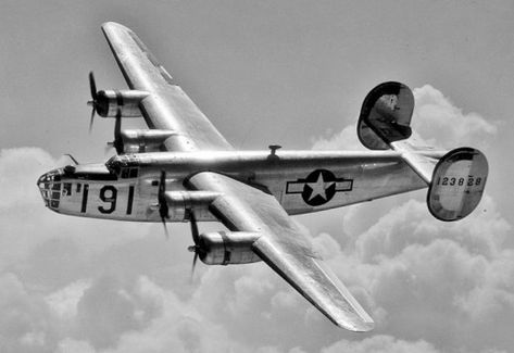 B-24 Liberator Airplane Craft, B24 Liberator, Photo Avion, Beginners Art, Old Planes, Vintage Planes, Wwii Plane, Ww2 Planes, Paper Airplane