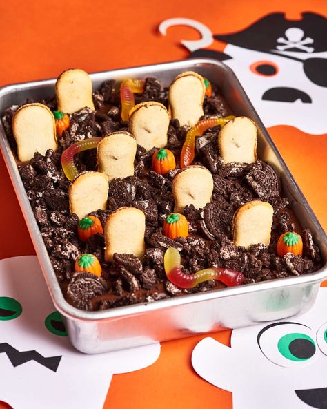 I'm delighted to introduce my own kids to this classic treat. Here's how you can make your own party-sized pudding cake graveyard this Halloween. Scary Halloween Treats, Halloween Dirt, Chocolate Dirt, Graveyard Cake, Dirt Cake Recipes, Halloween Treats To Make, Dirt Pudding, Nursing Cake, Dirt Cake